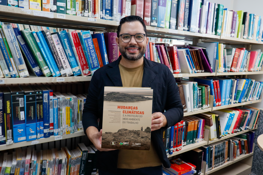 gestor-do-crer-publica-capitulo-em-livro-do-mpt-sobre-saude-mental-dos-profissionais-da-saude-em-tempos-de-crise-climatica